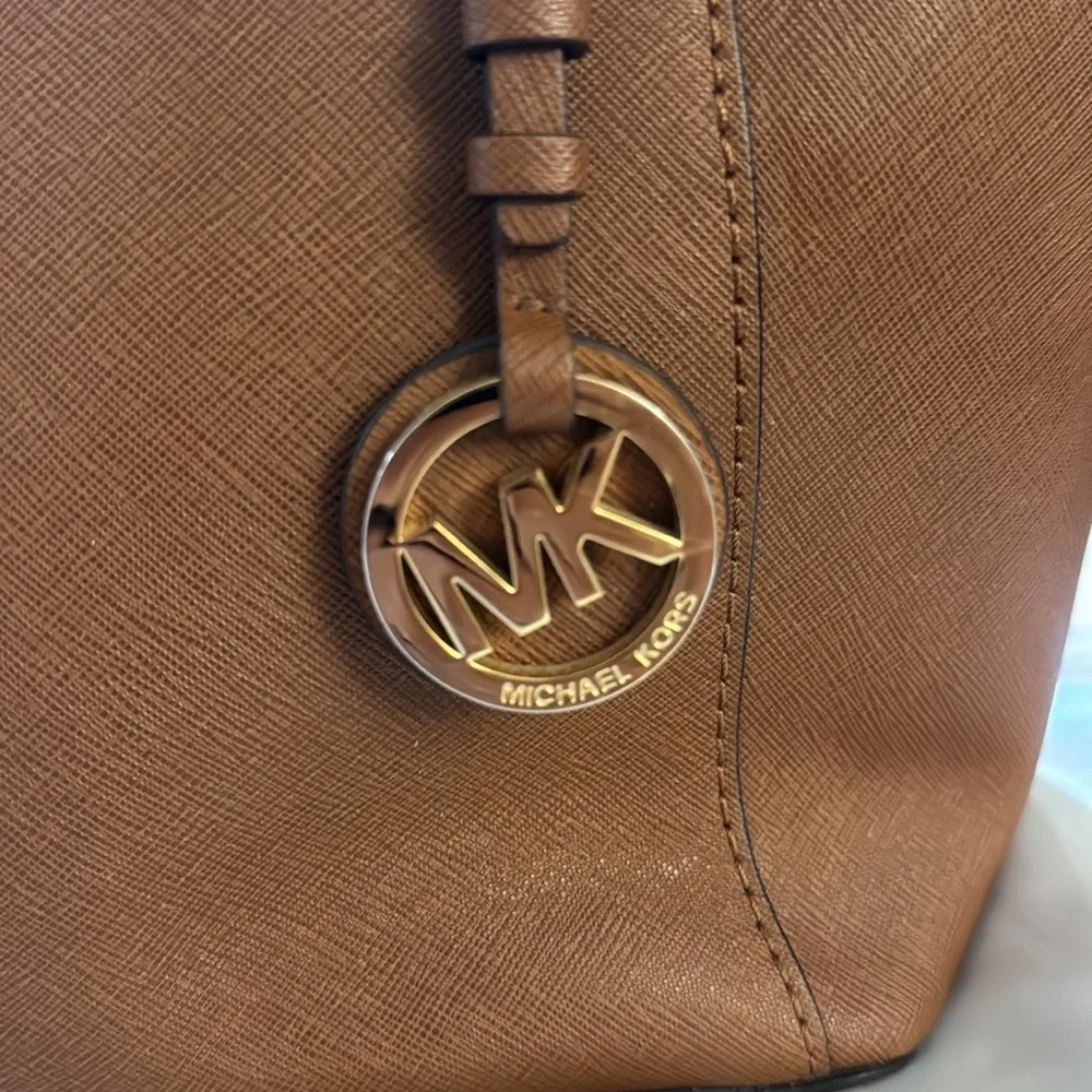 Michael Kors Tan large Tote Pocketbook - Picture 3 of 8
